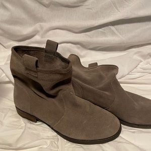 Super cute - grey suede booties